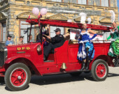 Après un début de saison de feux occupé dans la région de Dawson, le service d’incendie de la ville a participé à la parade du jour de la Découverte le 16 août dernier. &mdash; Photo : Gwendoline Le Bomin