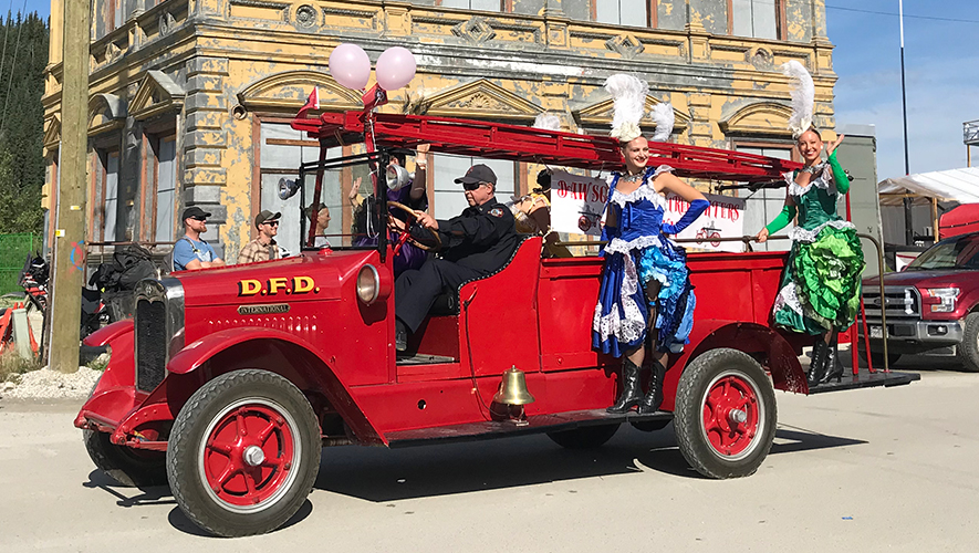 Après un début de saison de feux occupé dans la région de Dawson, le service d’incendie de la ville a participé à la parade du jour de la Découverte le 16 août dernier. &mdash; Photo : Gwendoline Le Bomin