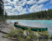 Au moment où nos agendas se remplissent aussi vite qu’un canot dans les rapides de la rivière Takhini, il est important de prendre un peu de recul, de respirer, et de ralentir si il le faut.  &mdash; Photo : Maryne Dumaine