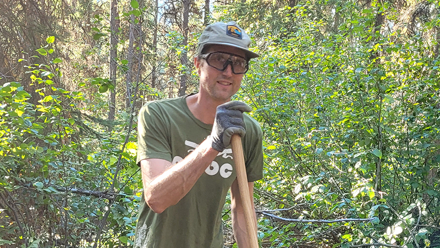 Anthony Bier est membre de longue date du CMBC. Il a rejoint le conseil d’administration en 2023 afin de s’impliquer davantage dans l’entretien et la construction des pistes. &mdash; Photo : Kelly Tabuteau