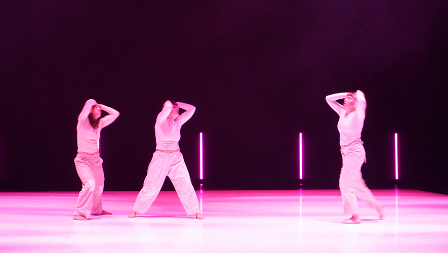 The Way of the Wind a été dirigé par Michaëla St-Pierre et réalisé avec les danseuses Valérie Herdès, Grace Simpson-Fowler et Sadie Segriff. La musique est composée par les musiciens locaux Calla Paleczny, Evan Stepanian, Victoria Parker et Kelvin Smoler. &mdash; Photo : Gwendoline Le Bomin