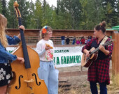 Plusieurs activités ont eu lieu à la foire agricole dont un spectacle. (Sur la photo : Genesee Keevil, Malorie Gendreau, Claire Ness). &mdash; Photo : Angelune Drouin