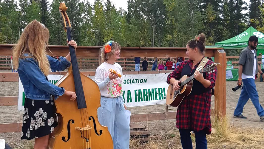 Plusieurs activités ont eu lieu à la foire agricole dont un spectacle. (Sur la photo : Genesee Keevil, Malorie Gendreau, Claire Ness). &mdash; Photo : Angelune Drouin