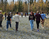 Après un échauffement animé par les élèves de 12e année, élèves et membres du personnel ont pris leur départ de la course à l’arrière de l’école. &mdash; Photo : Dakota Bernard