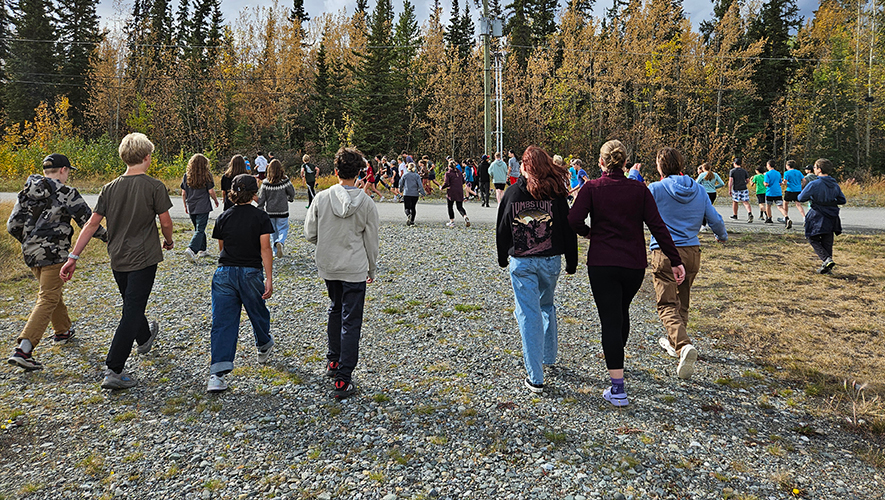Après un échauffement animé par les élèves de 12e année, élèves et membres du personnel ont pris leur départ de la course à l’arrière de l’école. &mdash; Photo : Dakota Bernard
