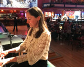 Floriane Gérard s’est installée à Dawson en 2023, où elle a occupé le rôle de pianiste principale lors des spectacles du casino Diamond Tooth Gerties pendant l’été.  &mdash; Photo : Gwendoline Le Bomin 