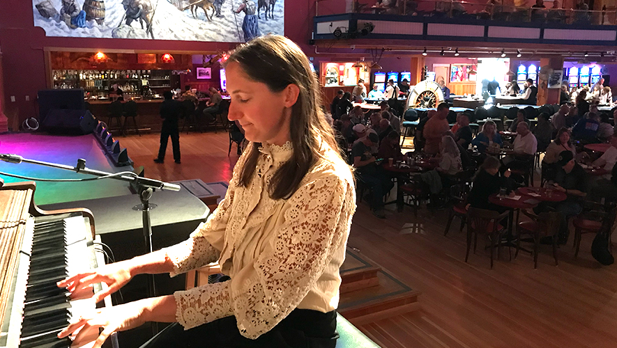 Floriane Gérard s’est installée à Dawson en 2023, où elle a occupé le rôle de pianiste principale lors des spectacles du casino Diamond Tooth Gerties pendant l’été.  &mdash; Photo : Gwendoline Le Bomin 