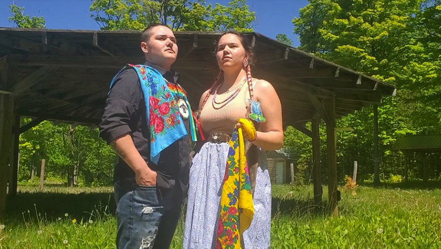 Connor Lafortune et Page Chartrand sont deux voix fortes franco-anichinabées du nord de l’Ontario.  &mdash; Photo : Connor Lafortune