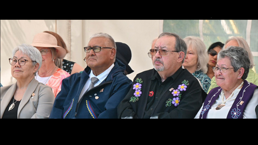 Eva Aariak, commissaire du Nunavut, Gerald W. Kisoun, commissaire des TNO, Bill Webber et Adeline Webber, commissaire du Yukon, ont assisté à une cérémonie sur la réconciliation à Whitehorse le 20 juin 2025.  &mdash; Photo : Nelly Guidici