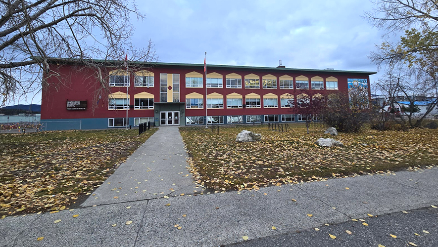 Le gouvernement yukonnais rapporte que la construction de l’école ne sera pas amorcée avant le printemps 2027. L’école pourrait alors ouvrir ses portes pour l’année scolaire 2030-2031. &mdash; Photo : Archives A.B.