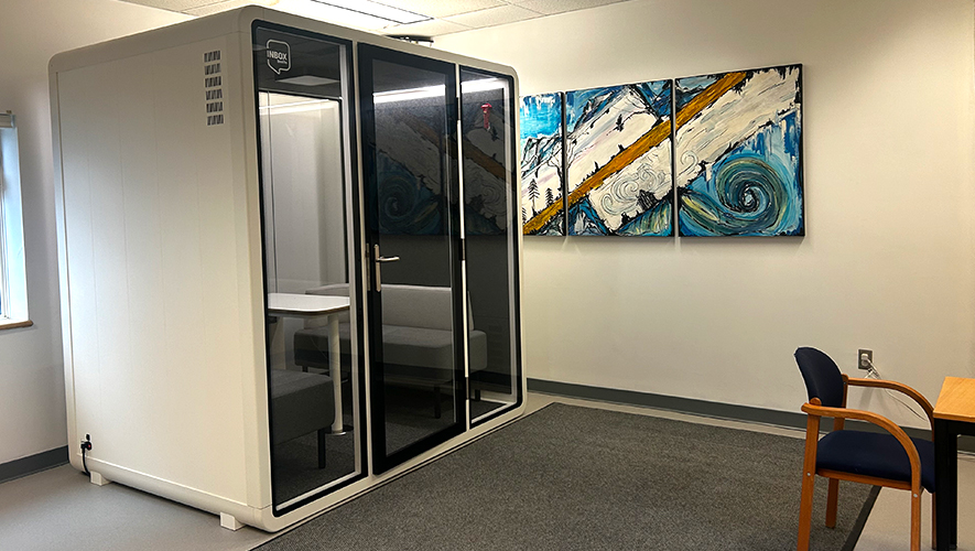 L’AFY dispose désormais de trois cubicules de travail qui permettent une réelle isolation phonique. Une belle option pour du personnel qui travaille souvent dans des bureaux partagés.  &mdash; Photo : Maryne Dumaine