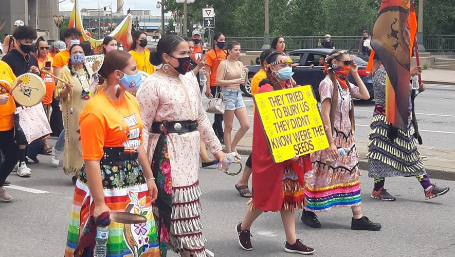 Les traumatismes n’ont pas pris fin avec le dépôt du rapport de la Commission vérité et réconciliation. En 2021, la découverte de sépultures anonymes sur les terrains de pensionnats autochtones a bouleversé la population canadienne et donné du poids à l’utilisation du mot « génocide. »  &mdash; Photo : Inès Lombardo – Francopresse