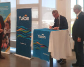 Le gouvernement fédéral a signé une entente avec le Yukon pour appuyer l’éducation en français, de la maternelle au postsecondaire à hauteur de 13,5 millions de dollars. (Sur la photo : John Streicker, ministre responsable de la Direction des services en français, Jean-Sébastien Blais, président de la CSFY, et Brendan Hanley, député du Yukon.) &mdash; Photo : Nina Brandelik