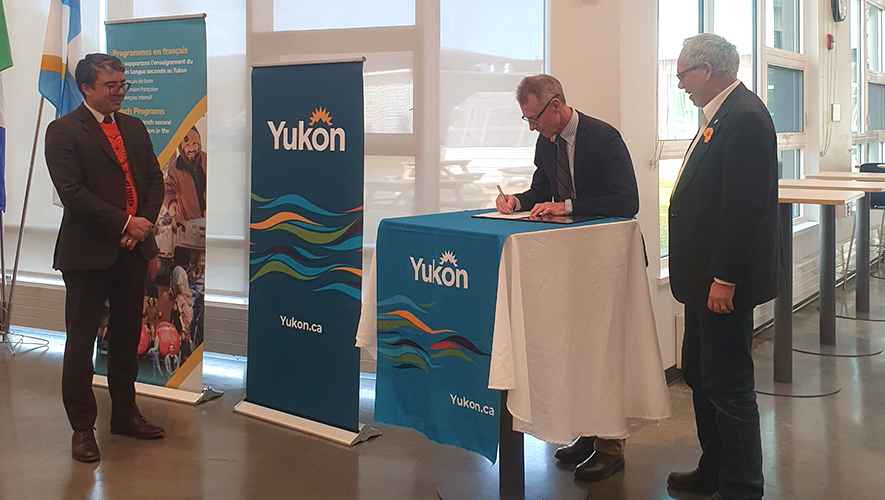 Le gouvernement fédéral a signé une entente avec le Yukon pour appuyer l’éducation en français, de la maternelle au postsecondaire à hauteur de 13,5 millions de dollars. (Sur la photo : John Streicker, ministre responsable de la Direction des services en français, Jean-Sébastien Blais, président de la CSFY, et Brendan Hanley, député du Yukon.) &mdash; Photo : Nina Brandelik