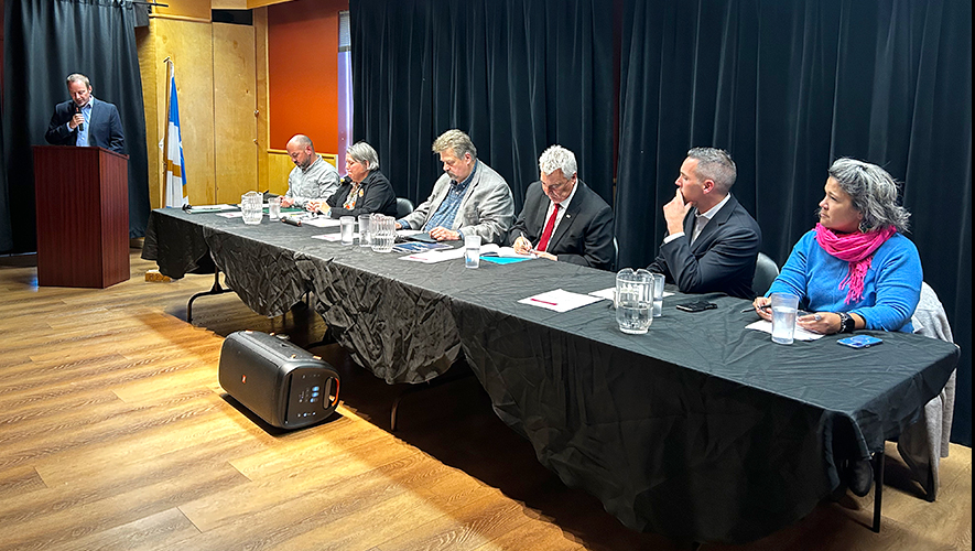 Le forum avait lieu dans la salle communautaire du Centre de la francophonie. &mdash; Photo : Maryne Dumaine