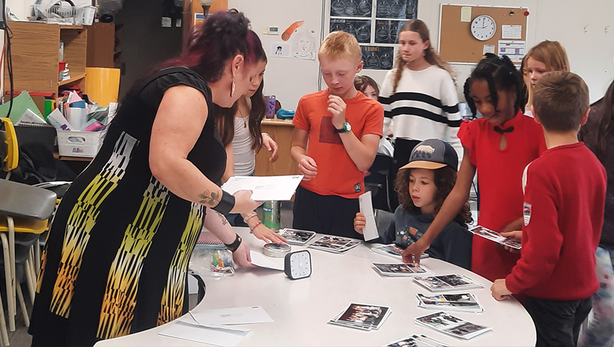 Josée Fortin a animé un cours d’écriture créative dans le but d’aider les élèves à rédiger leur carte postale. Au total, une cinquantaine d’élèves ont participé au projet.  &mdash; Photo : Stéphanie P. Grenier