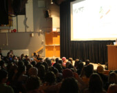 La sélection de courts-métrages sur la thématique de la montagne a eu lieu dans la salle de projection du Centre d’interprétation de la Béringie du Yukon. &mdash; Photo : Vincent Lapierre