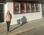 Kayléanne Leclerc a pu visionner en primeur la programmation de la soirée de projection de films insolites. Elle se dit très enthousiaste de la diversité de genre cinématographique. &mdash; Photo : Maryne Dumaine
