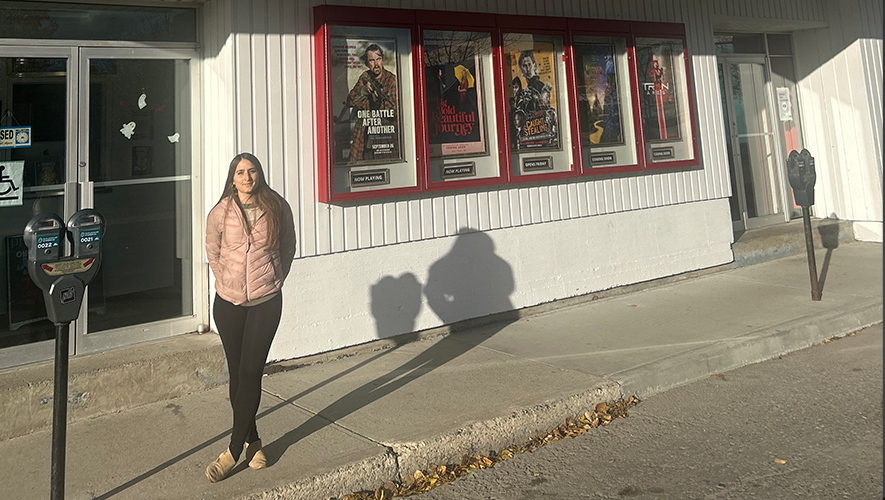 Kayléanne Leclerc a pu visionner en primeur la programmation de la soirée de projection de films insolites. Elle se dit très enthousiaste de la diversité de genre cinématographique. &mdash; Photo : Maryne Dumaine