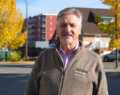Maxwell Harvey, directeur général des élections, assure qu’Élections Yukon pallie la grève de Postes Canada. &mdash; Photo : Gwendoline Le Bomin