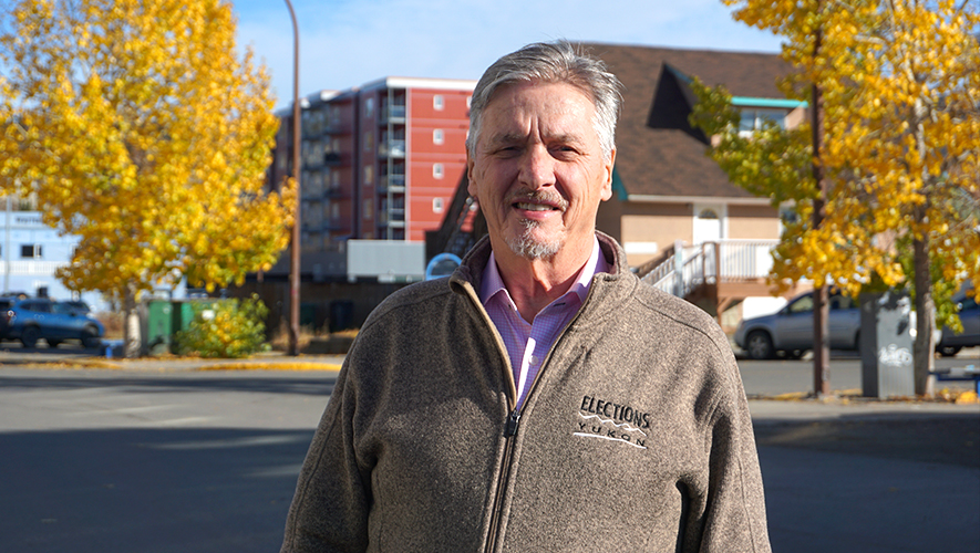 Maxwell Harvey, directeur général des élections, assure qu’Élections Yukon pallie la grève de Postes Canada. &mdash; Photo : Gwendoline Le Bomin