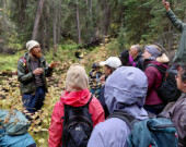 L’activité de cueillette et d’initiation à la botanique, animée par Nomadic Harvests, s’est déroulée le samedi 20 septembre et a été une collaboration entre la Communauté francophone accueillante (CFA) de Whitehorse et le service aîné∙e∙s de l’AFY pour favoriser l’interculturalité. L’activité a rassemblé 25 personnes, dont plusieurs nouveaux arrivants et nouvelles arrivantes, 
qui ont ainsi pu découvrir la flore locale. &mdash; Photo : Paul Marquehosse