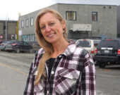 Christel Funken est travailleuse en établissement dans les écoles à la Commission scolaire francophone du Yukon depuis juin dernier. Son rôle est de venir en aide aux familles récemment arrivées et celles qui vont s’installer prochainement au territoire. &mdash; Photo : Gwendoline Le Bomin