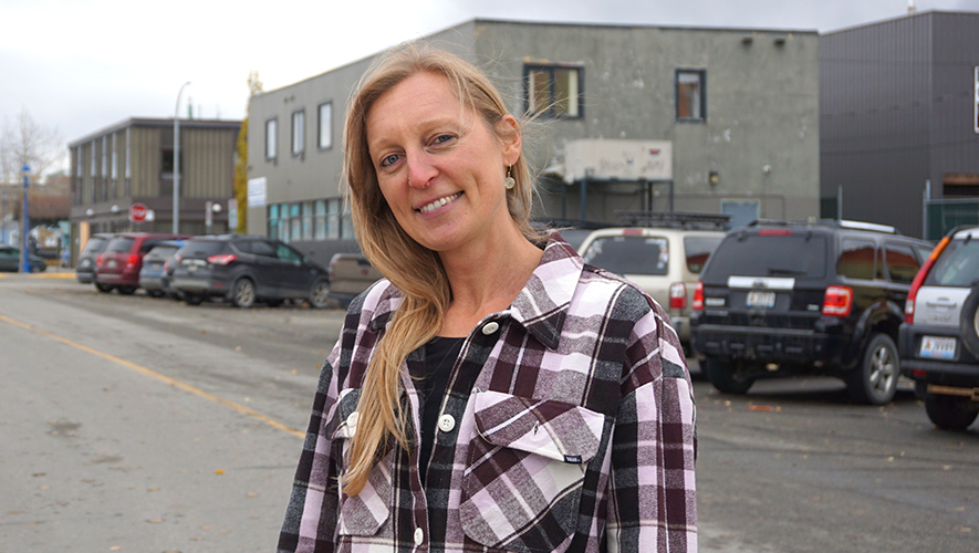 Christel Funken est travailleuse en établissement dans les écoles à la Commission scolaire francophone du Yukon depuis juin dernier. Son rôle est de venir en aide aux familles récemment arrivées et celles qui vont s’installer prochainement au territoire. &mdash; Photo : Gwendoline Le Bomin
