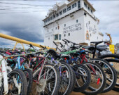 Quarante vélos usagés et réparés ont été offerts à des enfants de Gjoa Haven, au Nunavut, grâce au programme Arctic Bike de la Garde côtière canadienne.  &mdash; Photo : Courtoisie Garde côtière canadienne