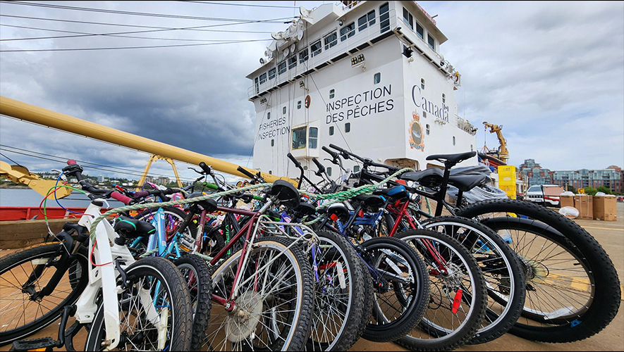 Quarante vélos usagés et réparés ont été offerts à des enfants de Gjoa Haven, au Nunavut, grâce au programme Arctic Bike de la Garde côtière canadienne.  &mdash; Photo : Courtoisie Garde côtière canadienne