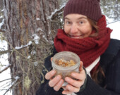 Angelune Drouin est herboriste, copropriétaire de l’entreprise Nomadic Harvests et de la ferme de plantes médicinales The Herbal Hearth, à Mount Lorne. Avec son partenaire, elle y enseigne des ateliers de jardinage, d’herboristerie et de connexion avec la nature. Pour en savoir plus, visitez nomadicharvests.com &mdash; Photo : Nomadic Harvests