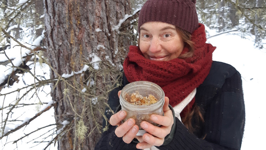 Angelune Drouin est herboriste, copropriétaire de l’entreprise Nomadic Harvests et de la ferme de plantes médicinales The Herbal Hearth, à Mount Lorne. Avec son partenaire, elle y enseigne des ateliers de jardinage, d’herboristerie et de connexion avec la nature. Pour en savoir plus, visitez nomadicharvests.com &mdash; Photo : Nomadic Harvests