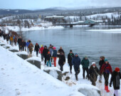 Plus de 1 000 personnes se sont réunies pour exprimer leur soutien aux deux femmes agressées cet automne à Whitehorse. Pour l’organisatrice de l’événement, Jennifer England, il est essentiel de pouvoir vivre dans un environnement plus sécuritaire. &mdash; Photo : Maryne Dumaine