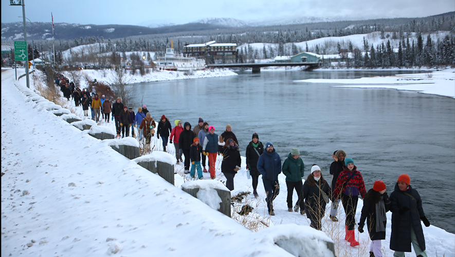Plus de 1 000 personnes se sont réunies pour exprimer leur soutien aux deux femmes agressées cet automne à Whitehorse. Pour l’organisatrice de l’événement, Jennifer England, il est essentiel de pouvoir vivre dans un environnement plus sécuritaire. &mdash; Photo : Maryne Dumaine