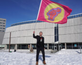 Amund Sjølie Sveen brandissant la bannière Pan-Arctic Vision devant le Centre culturel Katuaq à Nuuk lors du Pan-Arctic Vision 2024. &mdash; Photo : Nordting