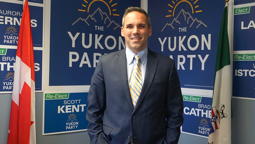Le Parti du Yukon a remporté les dernières élections territoriales formant un gouvernement majoritaire. Currie Dixon, chef du parti depuis cinq ans, est le premier premier ministre à être né au Yukon. Le premier ministre désigné et son cabinet prêteront serment le 22 novembre au Centre des arts du Yukon. &mdash; Photo : Gwendoline Le Bomin 