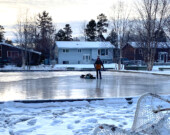 Les jeunes du quartier s’amusent déjà après l’école à glisser sur les patinoires, qui seront bientôt prêtes pour leurs patins. &mdash; Photo : Annie Maheux