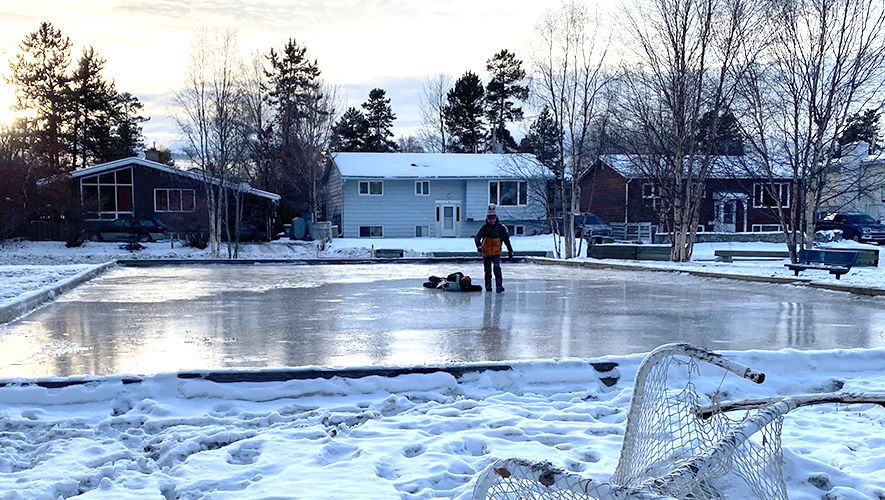 Les jeunes du quartier s’amusent déjà après l’école à glisser sur les patinoires, qui seront bientôt prêtes pour leurs patins. &mdash; Photo : Annie Maheux