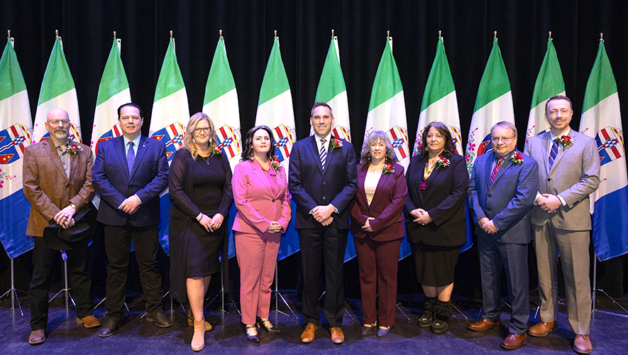 Currie Dixon et son Conseil des ministres ont été assermentés le 22 novembre dernier par Adeline Webber, commissaire du Yukon.  &mdash; Photo : Gouvernement du Yukon