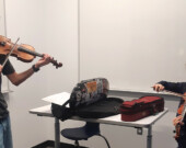 Noé Kwan-Teau se consacre depuis plusieurs l’année à l’enseignement de la musique auprès de plus jeunes violonistes. &mdash; Photo : Rébecca Fico