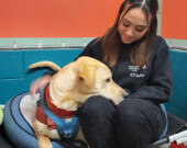 Tiara Nasogaluak, étudiante en dressage canin et employée de la Humane Society Yukon, avec son élève Rodger. &mdash; Photo : Stéphanie Arnold