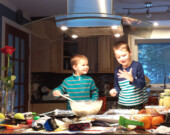Samuel et Sébastien Comchi s’amusent en cuisinant de bons biscuits, sous la supervision de maman. Cuisiner en famille est une activité qui développe l’alphabétisme. &mdash; Photo : David Comchi