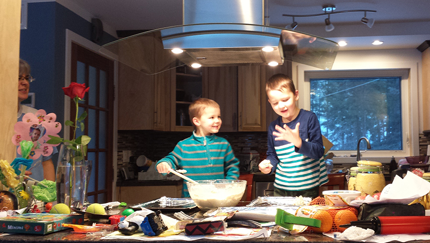 Samuel et Sébastien Comchi s’amusent en cuisinant de bons biscuits, sous la supervision de maman. Cuisiner en famille est une activité qui développe l’alphabétisme. &mdash; Photo : David Comchi