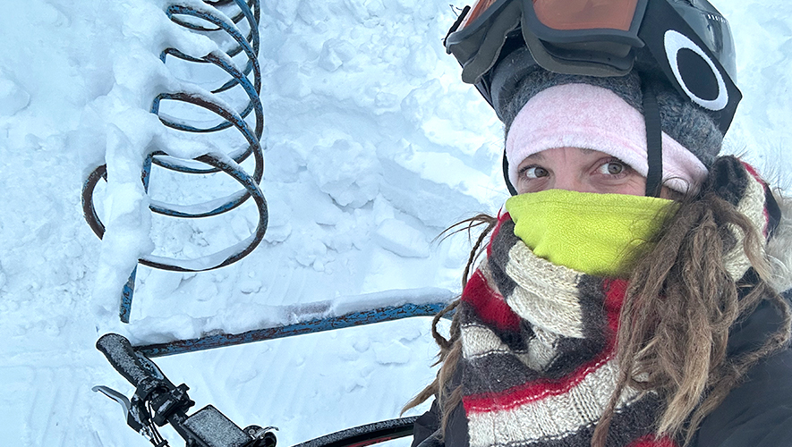 Quand la voiture ne démarre pas, voir le beau, c'est saisir l'occasion de prendre son vélo pour aller au travail. &mdash; Photo : Maryne Dumaine