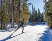 Depuis 2025, le Yukon Ski Marathon est organisé comme un événement de tourisme sportif, mais le Centre nordique de Whitehorse souhaite garder l’intérêt des athlètes locaux en proposant des parcours variés et inclusifs. &mdash; Photo : Fritz Mueller