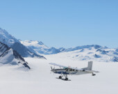L’appareil Pilatus Porter, acquis par Icefield Discovery grâce à la collaboration avec la société de développement Kluane Dana Shäw, vole au-dessus du territoire traditionnel de la Première Nation de Kluane. &mdash; Photo : Bronwyn Goodwin-Williams