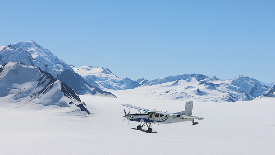 L’appareil Pilatus Porter, acquis par Icefield Discovery grâce à la collaboration avec la société de développement Kluane Dana Shäw, vole au-dessus du territoire traditionnel de la Première Nation de Kluane. &mdash; Photo : Bronwyn Goodwin-Williams