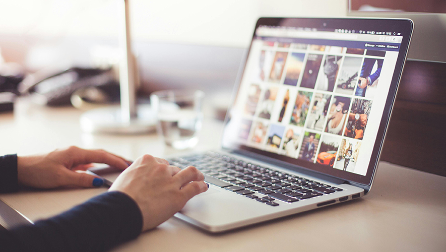 Alors que le Web est de plus en plus peuplé de fausses images et de fausses vidéos produites par des outils d’intelligence artificielle, l’esprit critique et la capacité à au moins pouvoir reconnaitre une image douteuse sont des habiletés essentielles.  &mdash; Photo : Picjumbo – Pexels