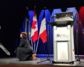 Lisa LeBlanc adoubée par son neveu, Samuel, sous le regard du consul général de France. &mdash; Photo : Damien Dauphin – Le Moniteur Acadien
