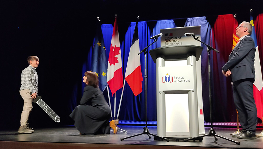 Lisa LeBlanc adoubée par son neveu, Samuel, sous le regard du consul général de France. &mdash; Photo : Damien Dauphin – Le Moniteur Acadien